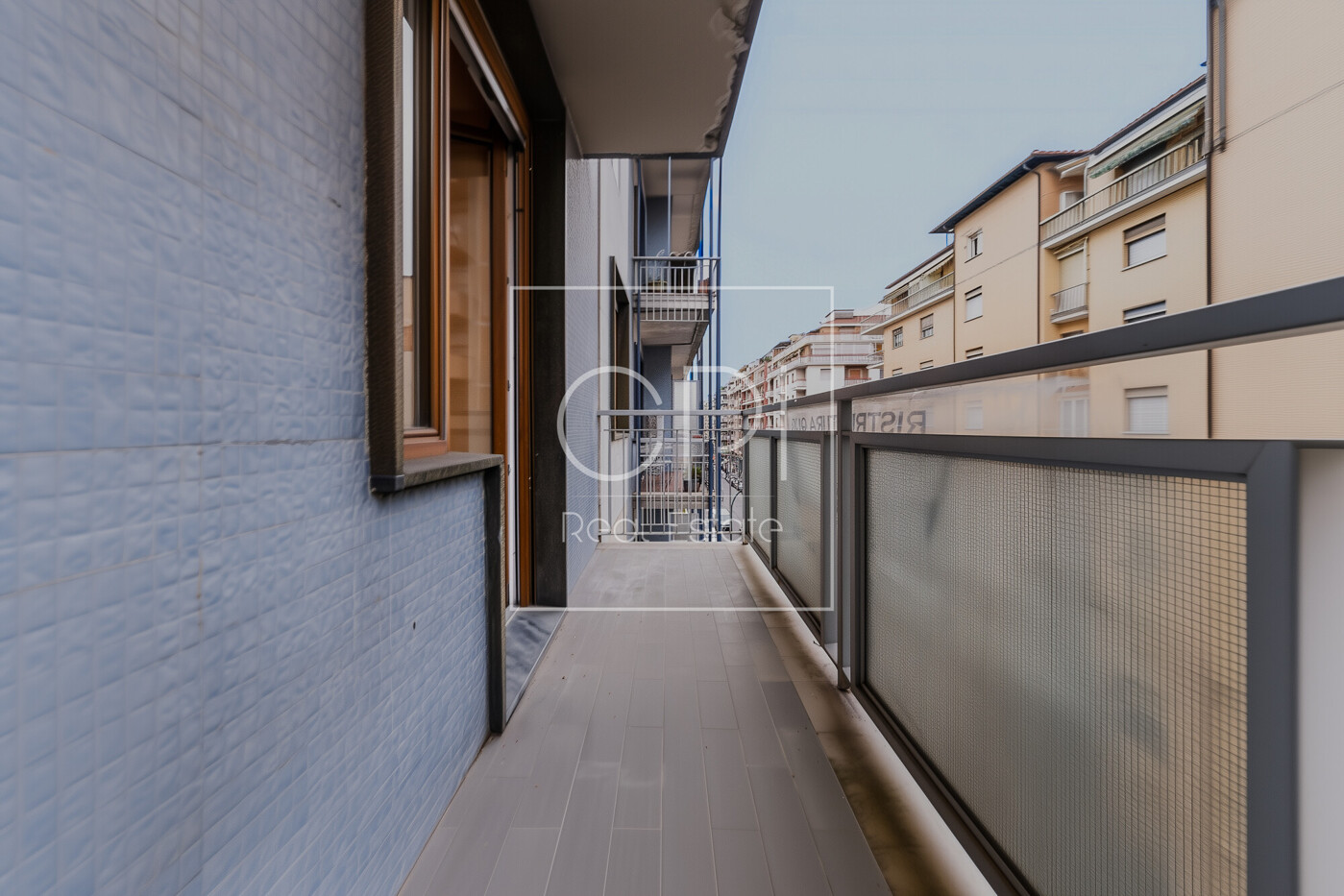 litlaye_Extend_and_complete_the_balcony_scene_maintaining_perfe_e292d315-67fd-4f2c-a6ae-f08cb44dac4c