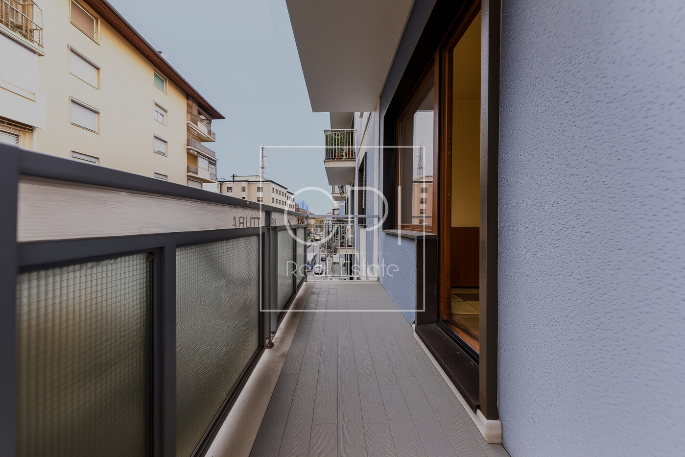 litlaye_Extend_and_complete_the_balcony_scene_maintaining_perfe_f24694dc-0f3f-420f-b51b-eea29f4bbc1b