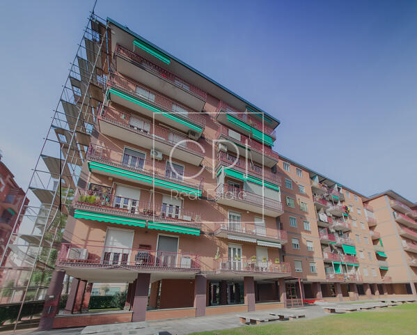 u9866154884_A_realistic_RAW_photo_of_a_mid-century_Italian_resi_1ecf9676-fb0b-43ba-a276-81c8054fab8a