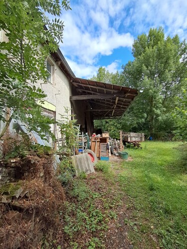 Seitenansicht mit Scheune