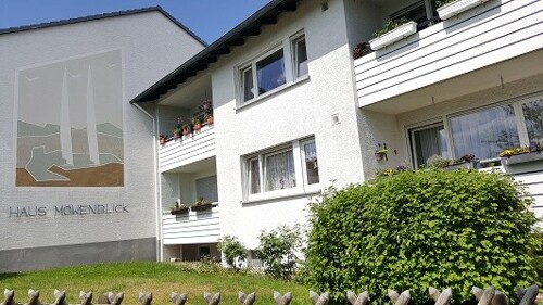 Hausfrontansicht mit Balkon