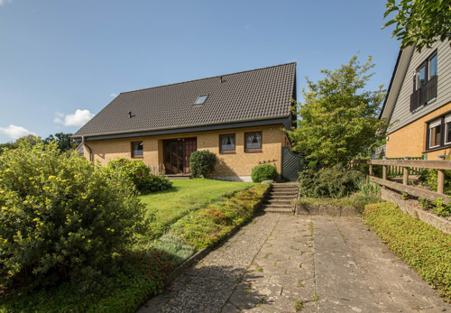 Frontansicht Ost mit Stellplatz