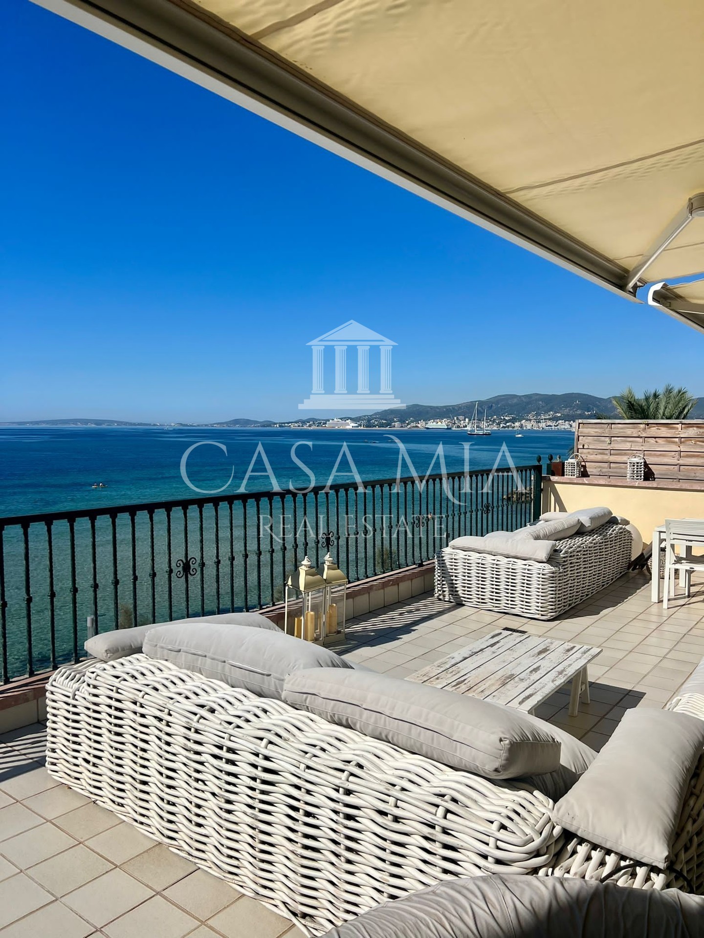 Bright penthouse with large terrace and breathtaking sea views, Molinar