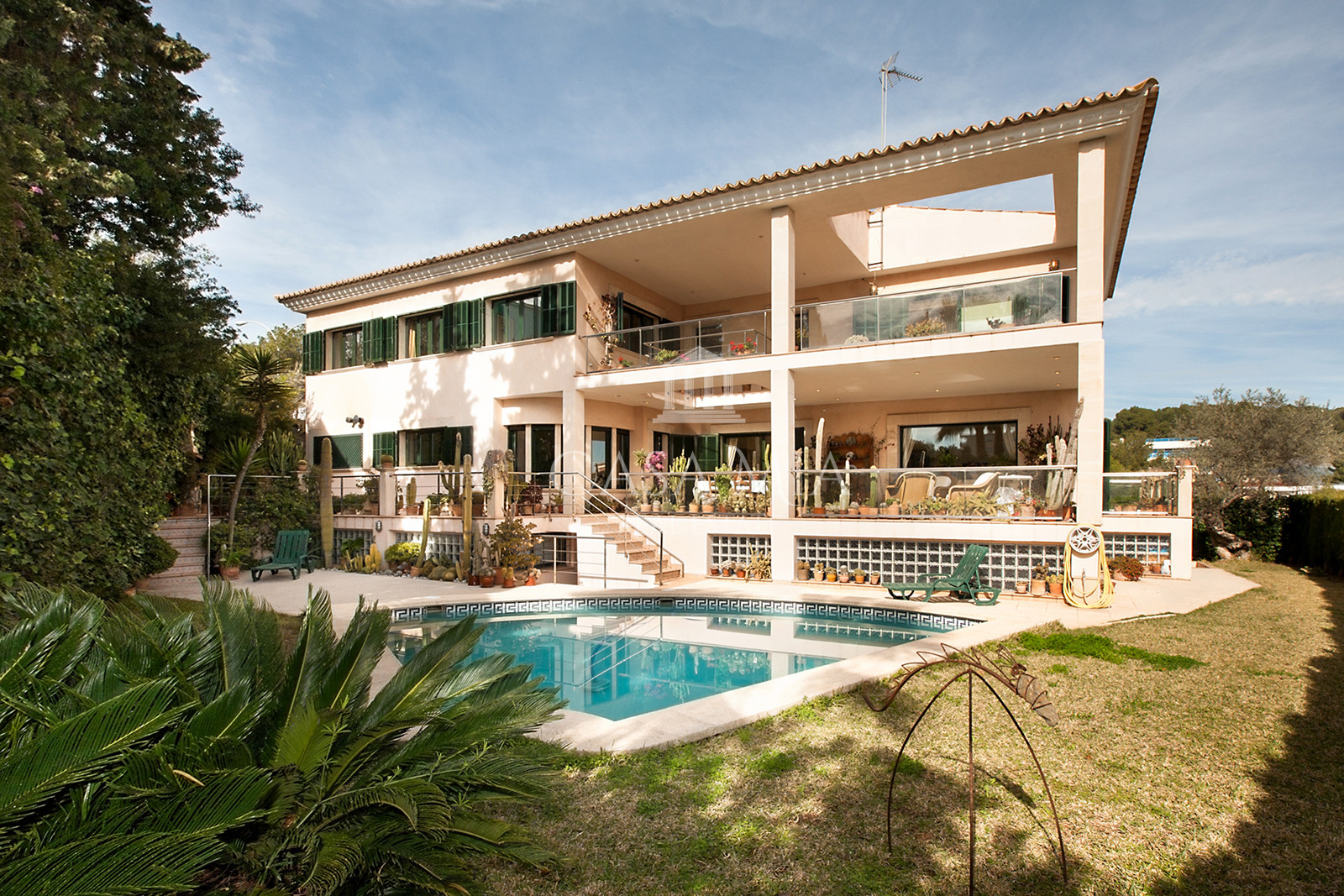 Mediterráneo, gran villa sobre Palma con piscina y vistas lejanas al mar, Son Dureta