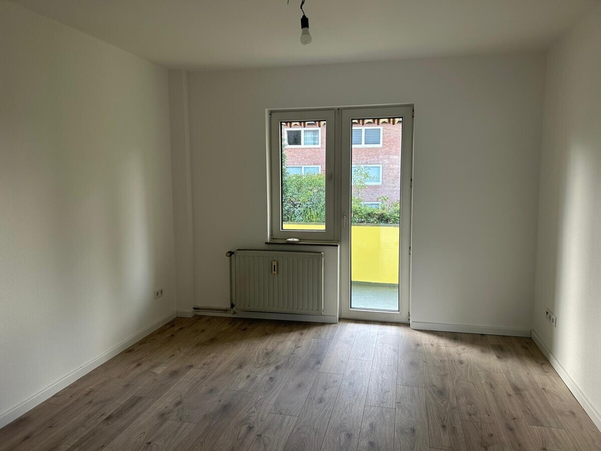 21_Wohnraum_mit_Balkontuer