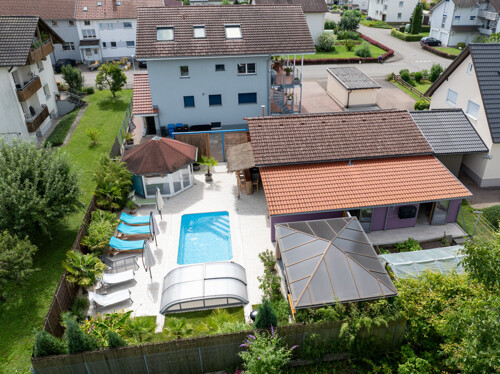 Haus, Nebengebäude und Pool-Bereich