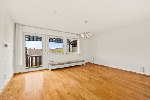Wohnzimmer mit Ausgang zum Balkon