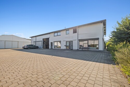 Ansicht - separat links Zelthalle, links Halle/Werkstatt, rechts Ausstellung, Büro und Wohnung/Büro im OG