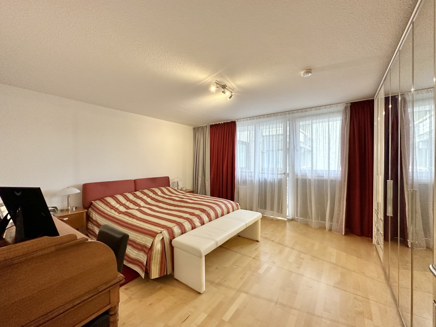 Großes Schlafzimmer