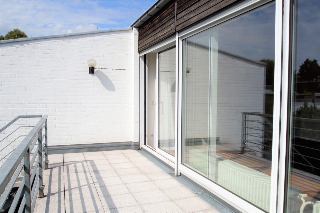 Großer Balkon mit Treppe zum Garten