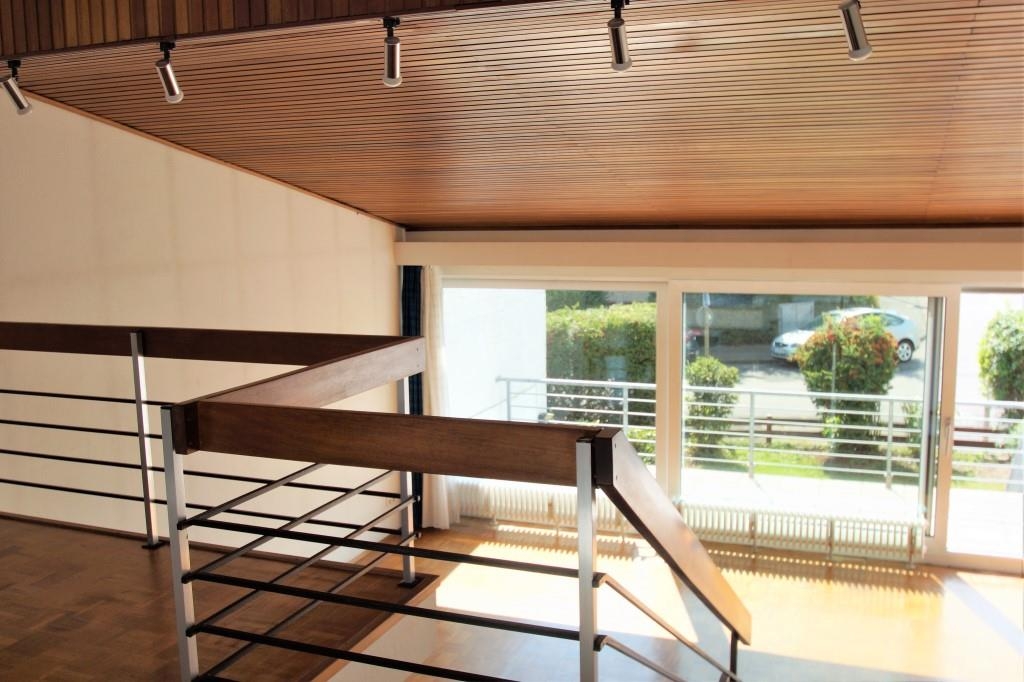 Empore OG mit Blick in das untere Wohnzimmer mit Balkon