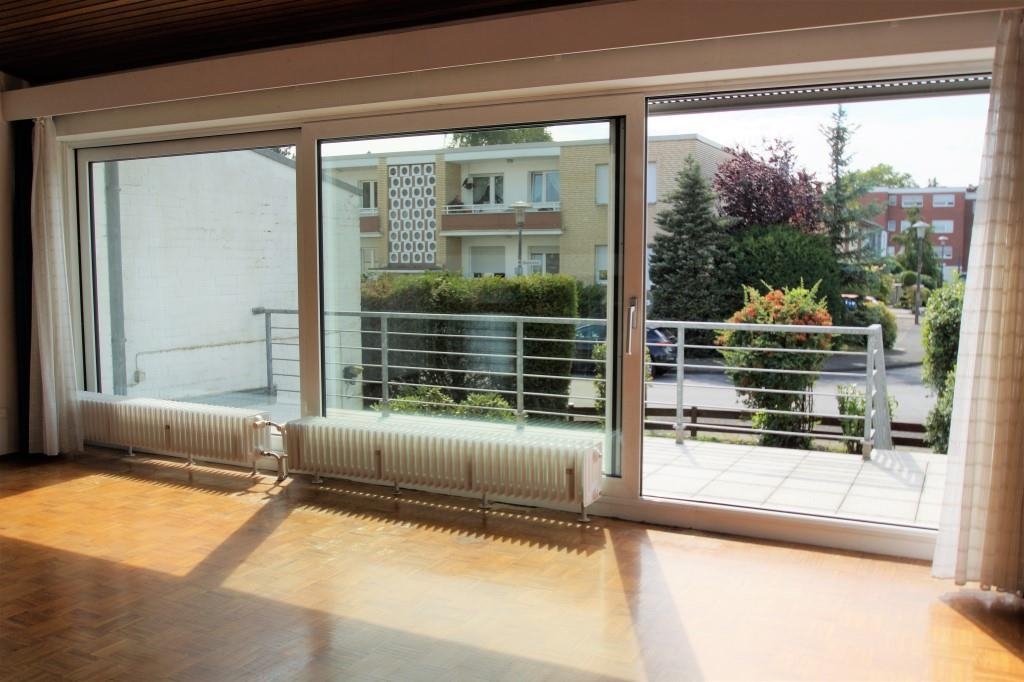 Große Fensterfront mit Zugang zum Balkon