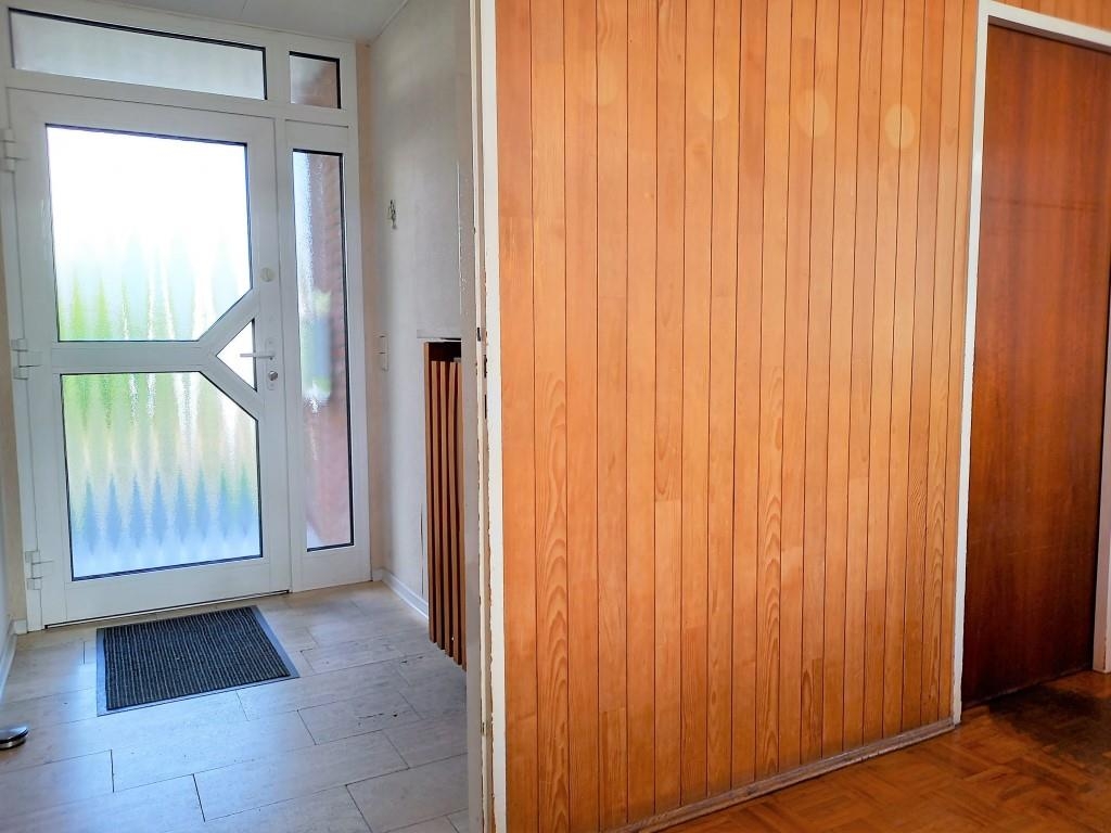 Moderne Wohnungseingangstür mit Schließanlage