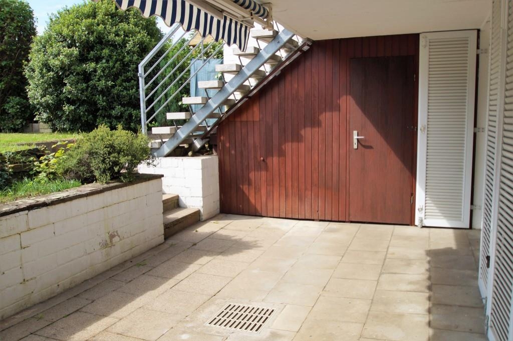 Terrasse Erdgeschoss/Souterrain mit Markise und eingebautem Abstellraum