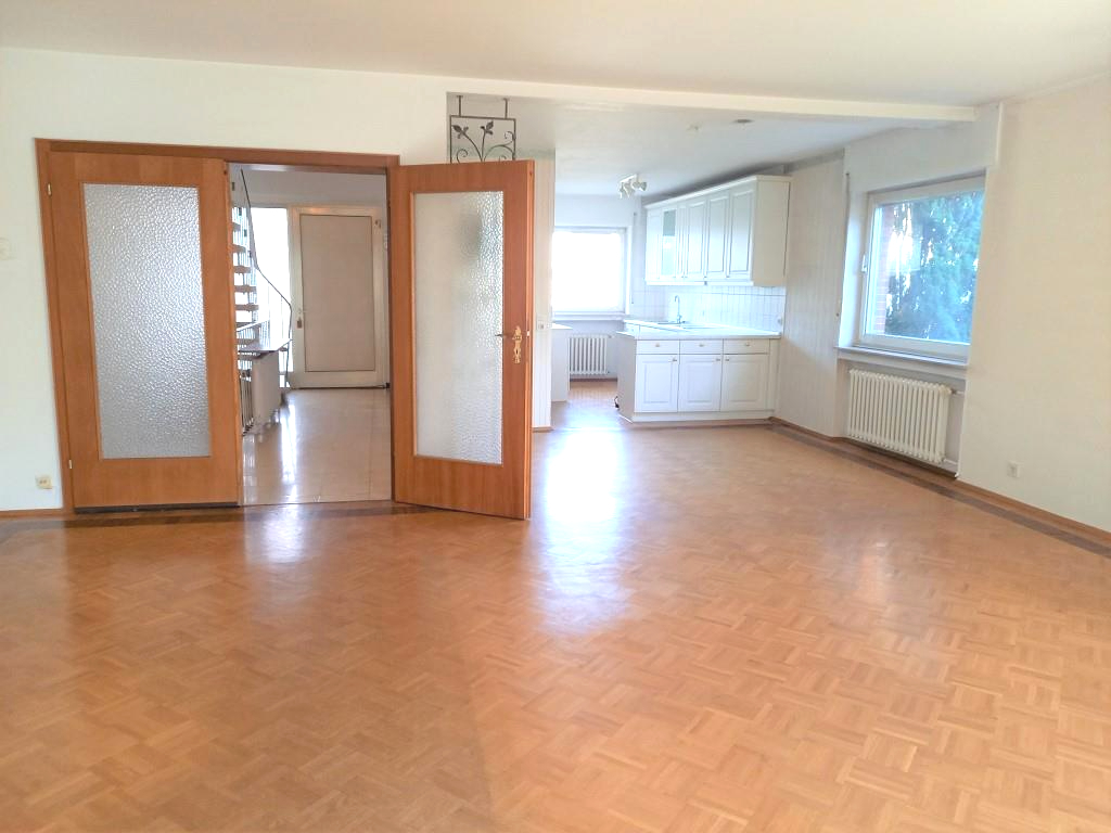 Wohn- und Esszimmer mit offener Küche