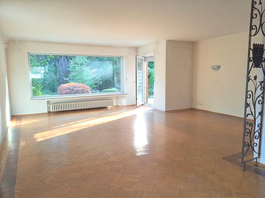 Große Fensterfront mit Ausblick