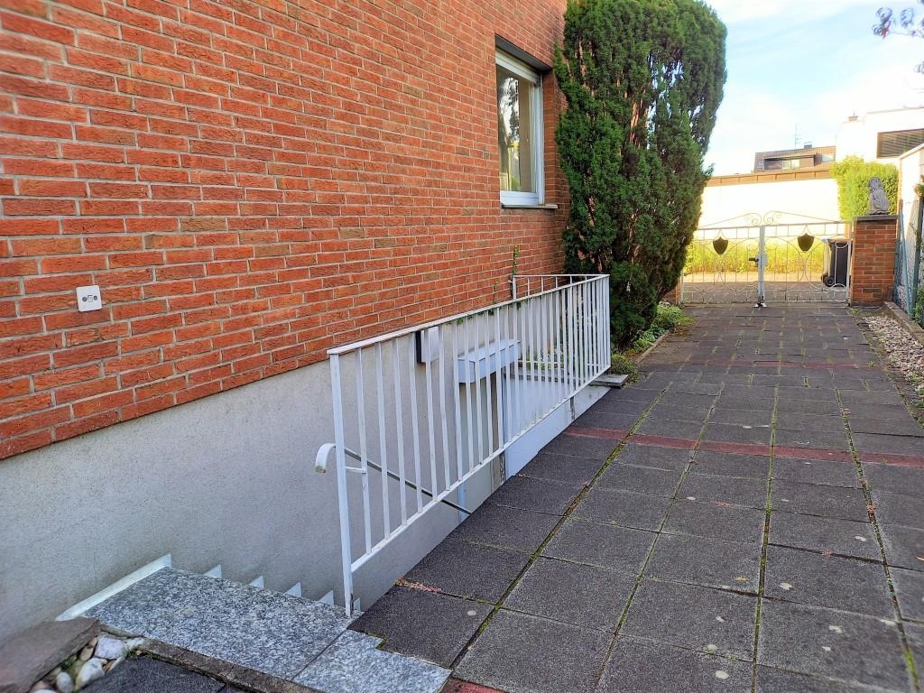 Seiteneingang Souterrain/Keller mit Licht und Handlauf