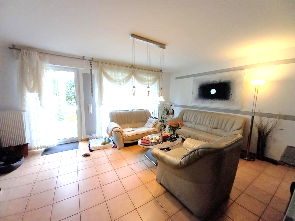 Wohnzimmer mit Terrassen und Gartenausgang