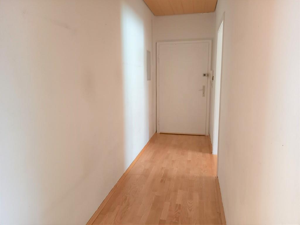 Heller Hausflur mit Gegensprechanlage