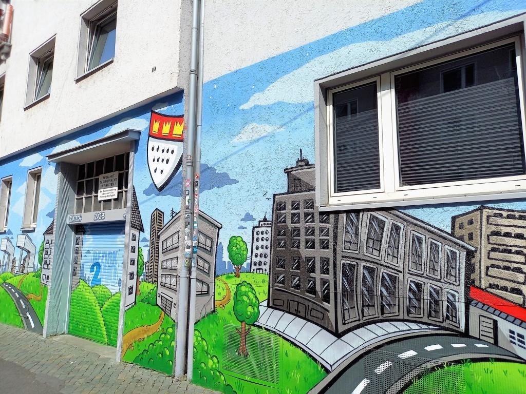 Garageneinfahrt mit Rolltor und Zugang Rückseite zum Hinterhof