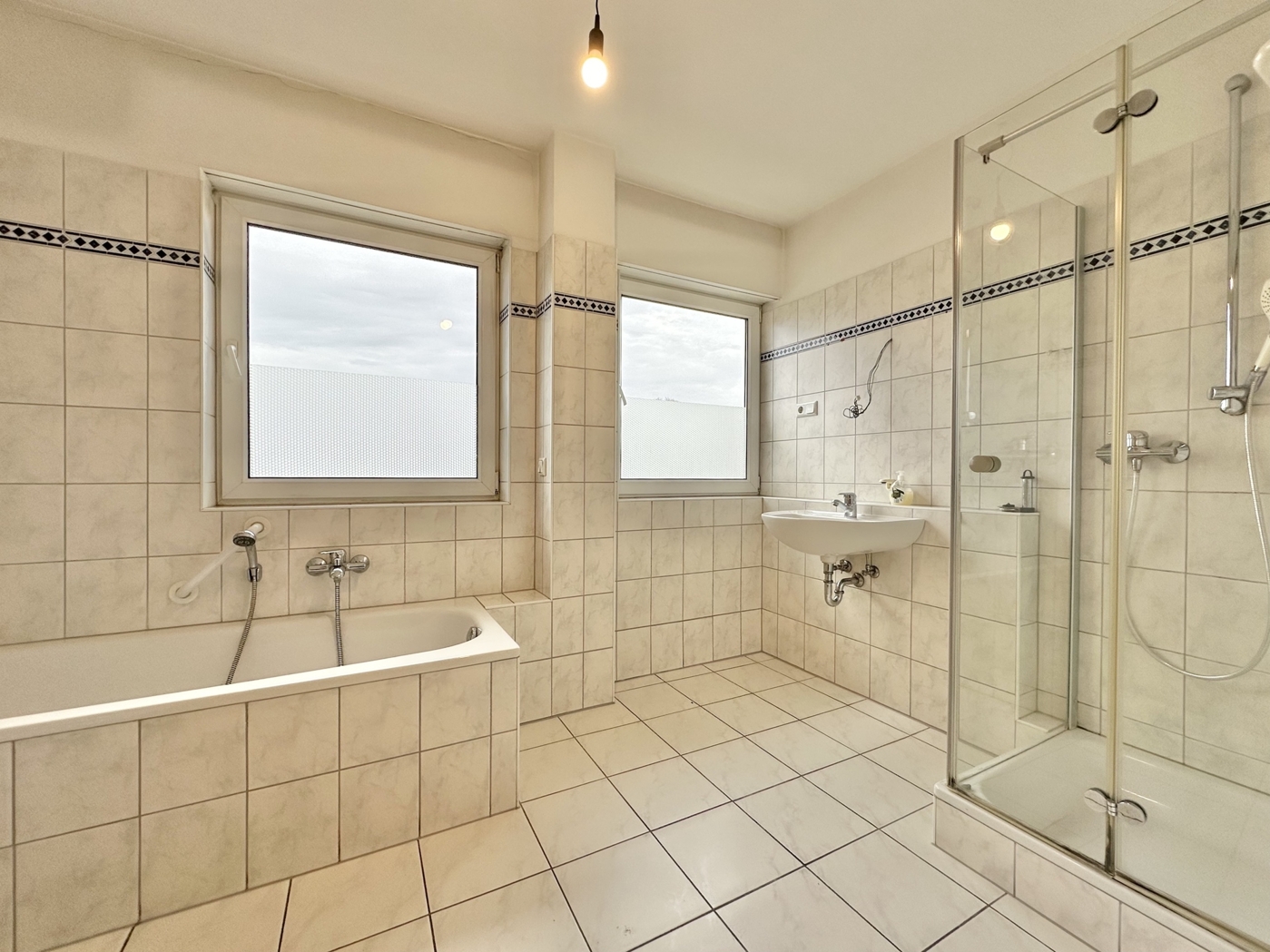 Tageslichtwannenbad mit separater Dusche