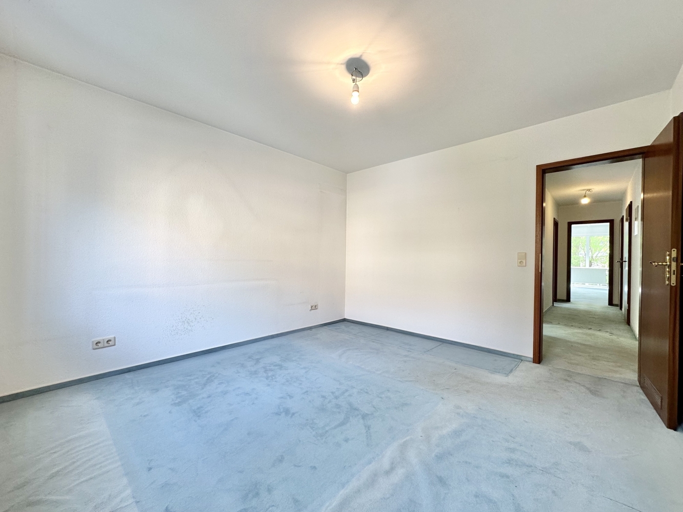 Schlafzimmer mit Blick zum Flur