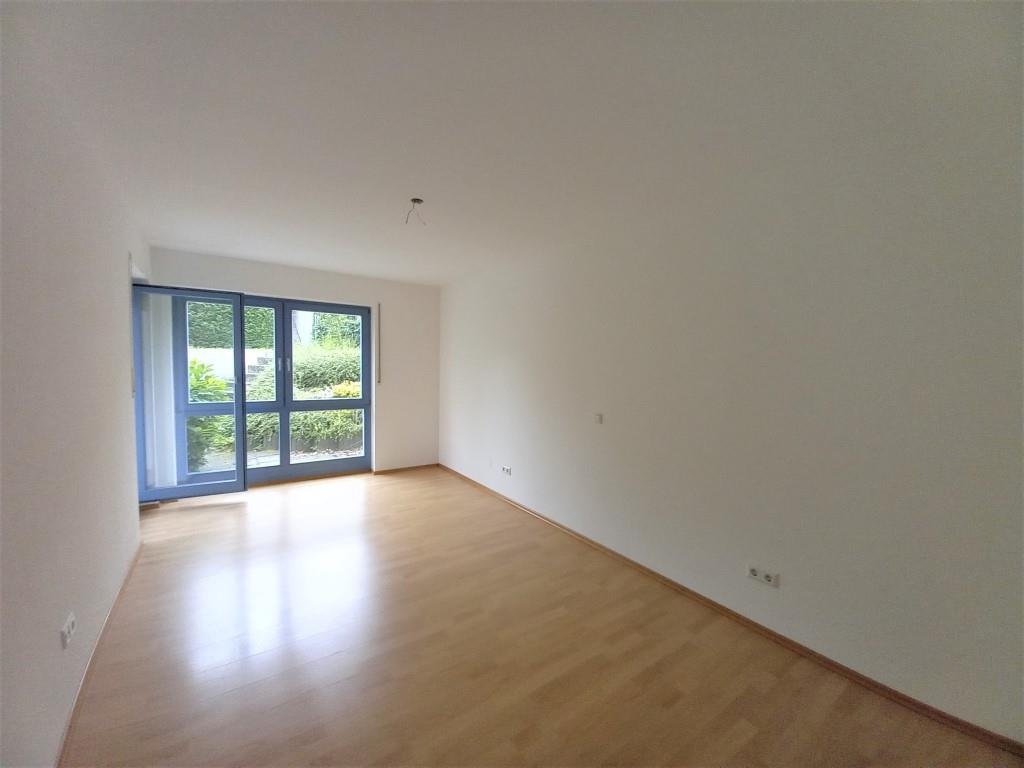 Schlafzimmer mit Zugang zur Terrasse