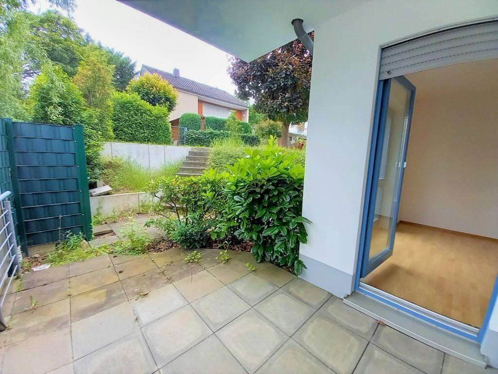 Terrasse mit Sichtschutz und Blick in den Gemeinschaftsgarten