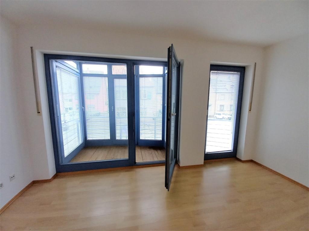 Wintergarten mit schickem Echtholzboden und kleinem Balkon