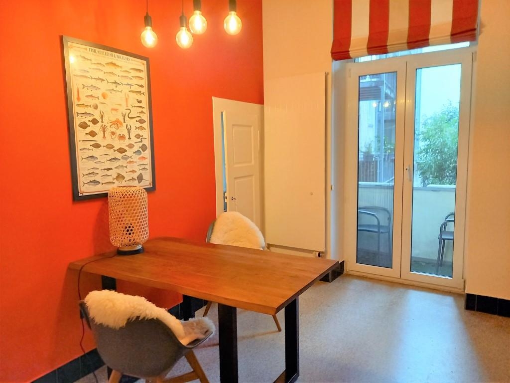 Wohnküche mit Balkon und Speisekammer