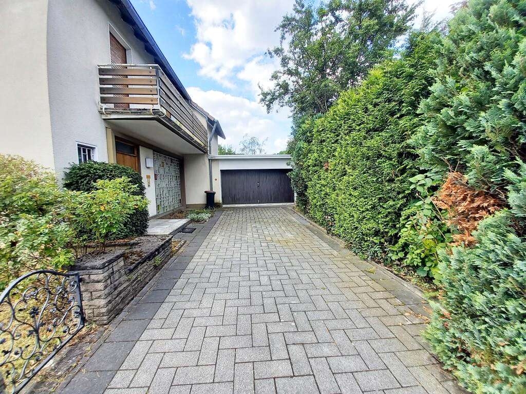 Einfahrt mit Garage