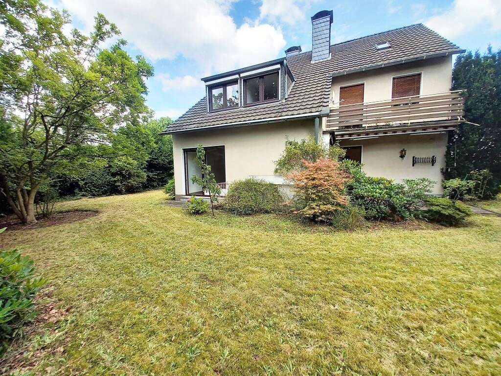 Rückseite Haus mit großem Grundstück
