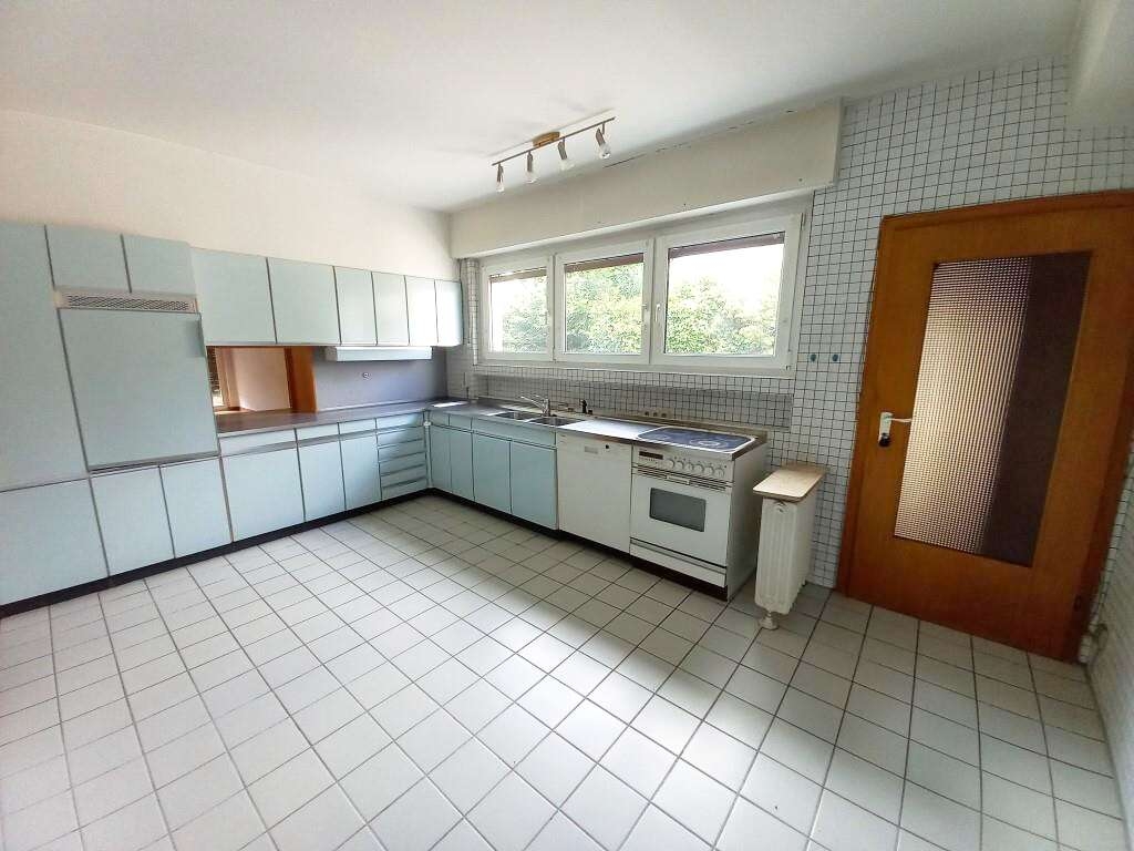 Küche mit Zugang zur Speisekammer sowie Garage und Garten