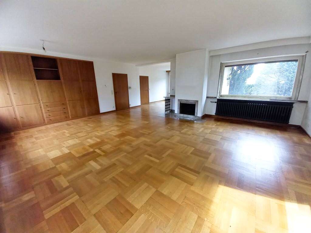 Wohn- und Esszimmer mit Einbauschrank und Durchreiche zur Küche