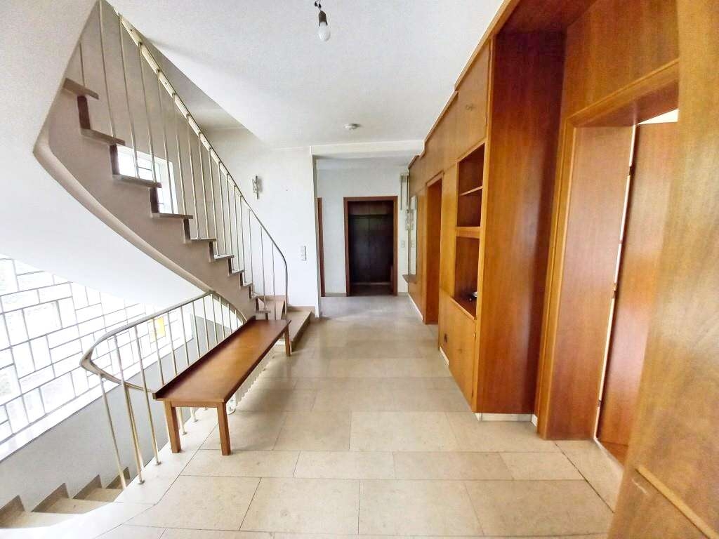 Großer Flurbereich im EG mit Treppenhaus