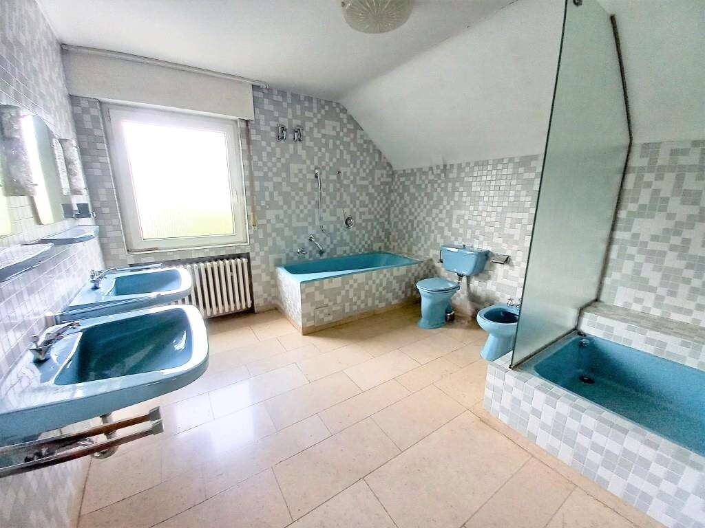 Wannen und Duschbad mit Bidet im 1 OG