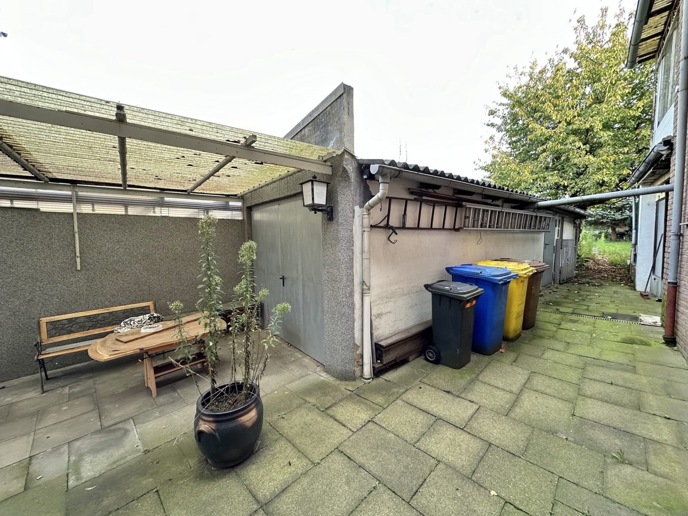 Innenhof & Blick zum Gartentor