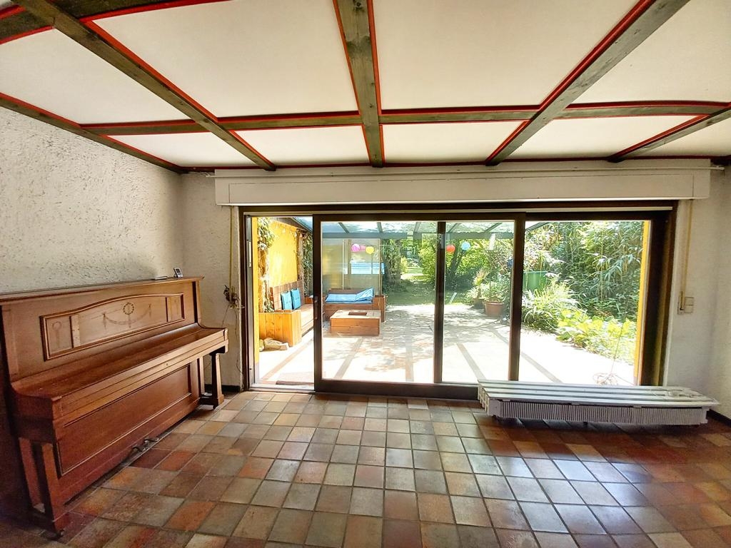 Wohnzimmer mit Zugang zum Garten