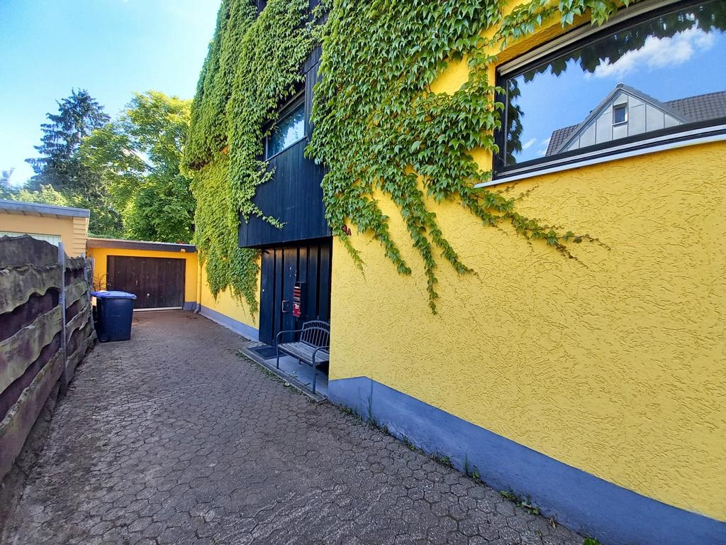 Hauseingangsbereich mit Garage