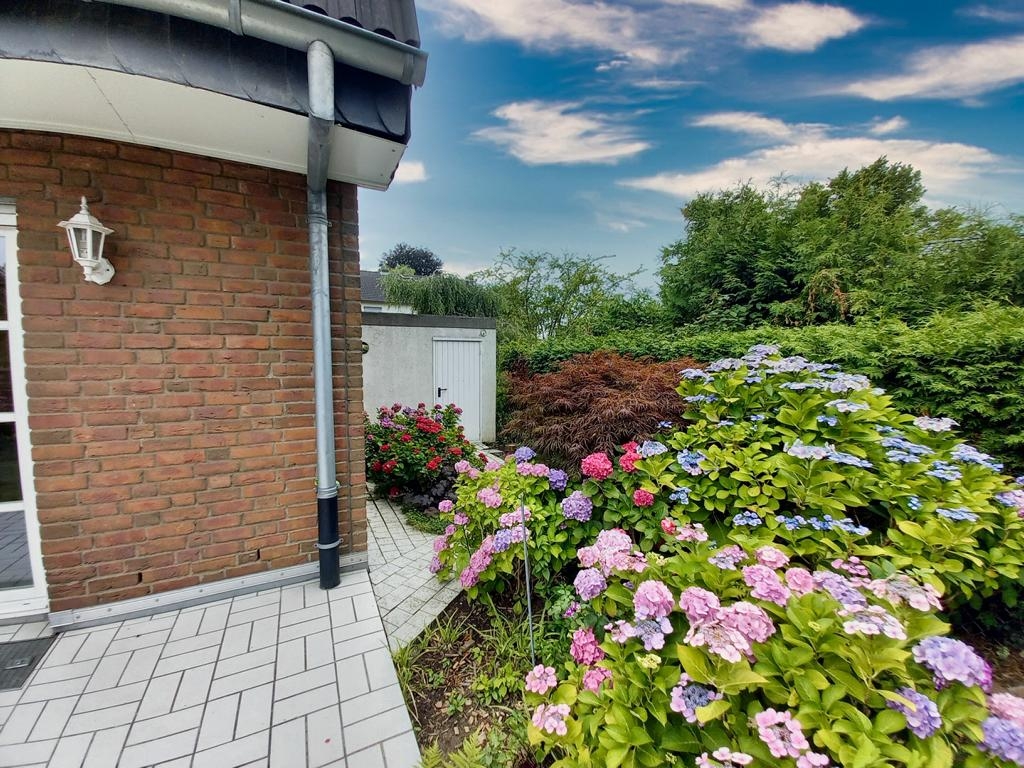 Angelegter Weg im Garten zur Rückseite Garage