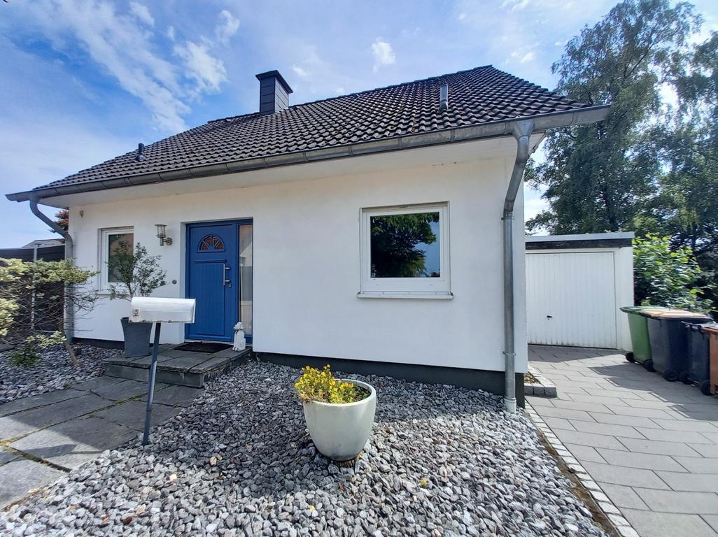 Vorderaufnahme Haus mit Vorgarten und Garage