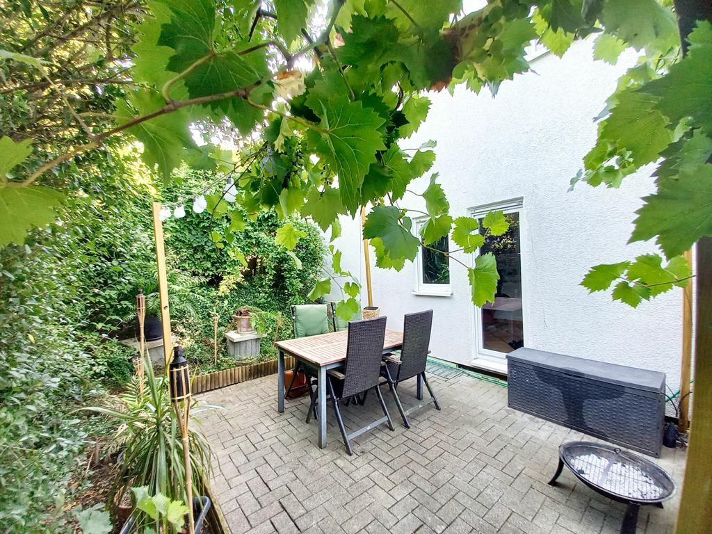 Seitliche Terrasse