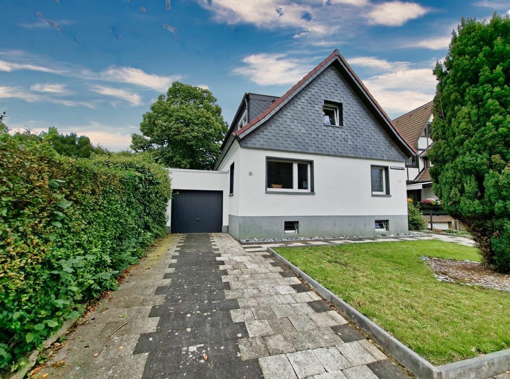 Garage und PKW Stellplatz