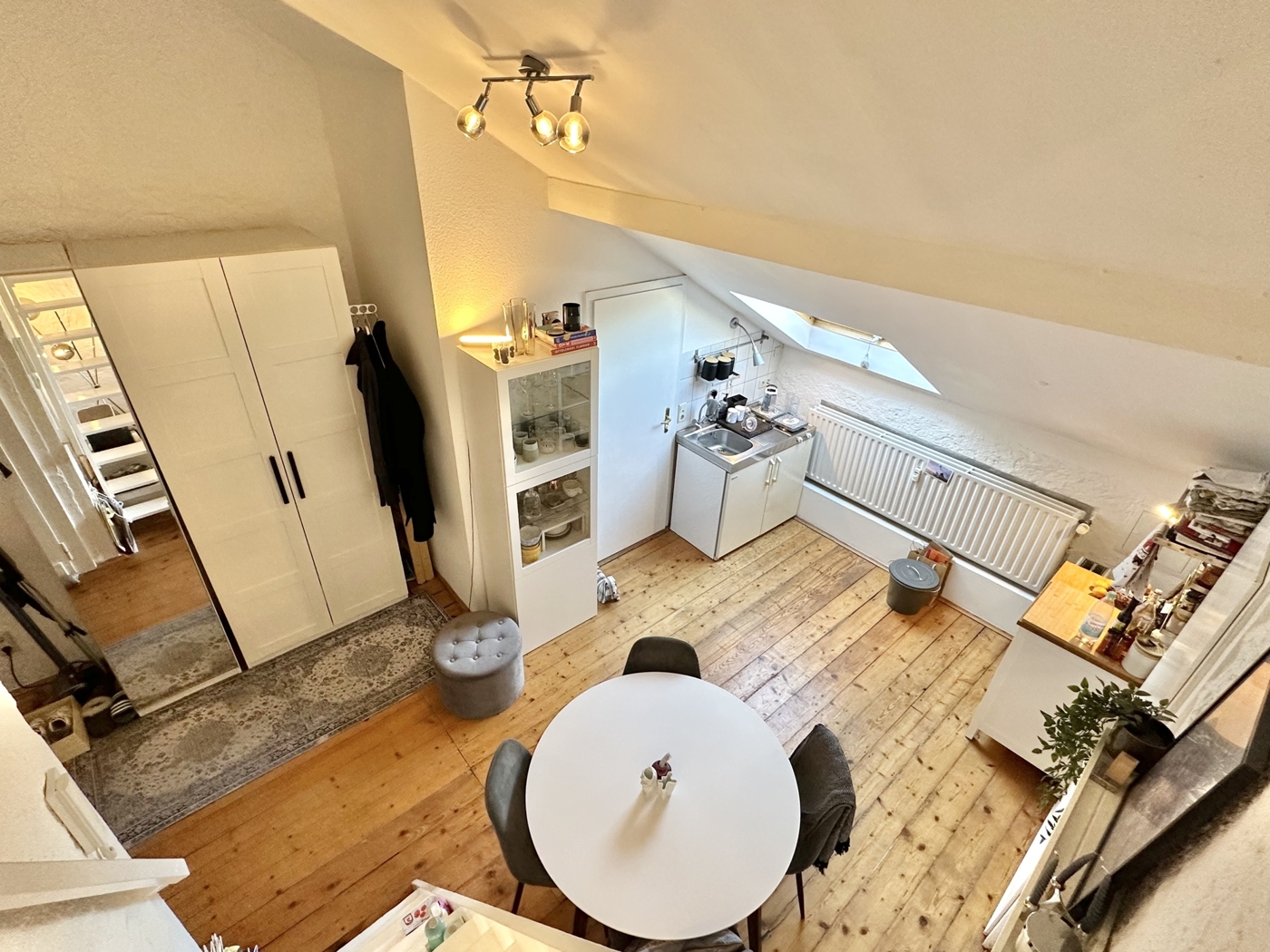 Blick zur offenen Küche