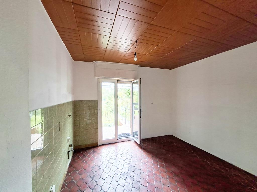 Küche mit Terrassenzugang