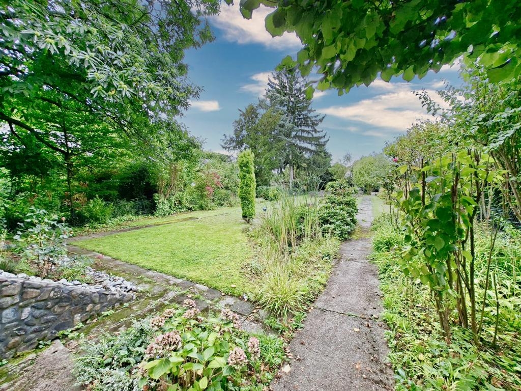 Angelegte Wege im Garten