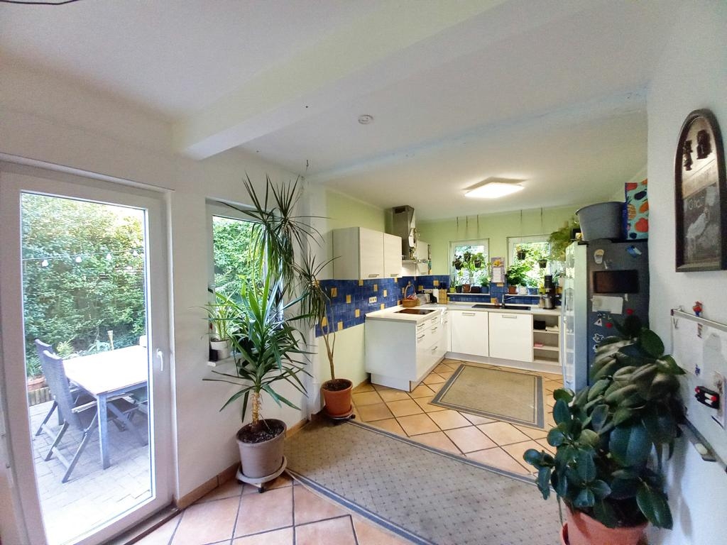 Offene Küche mit Zugang zur seitlichen Terrasse