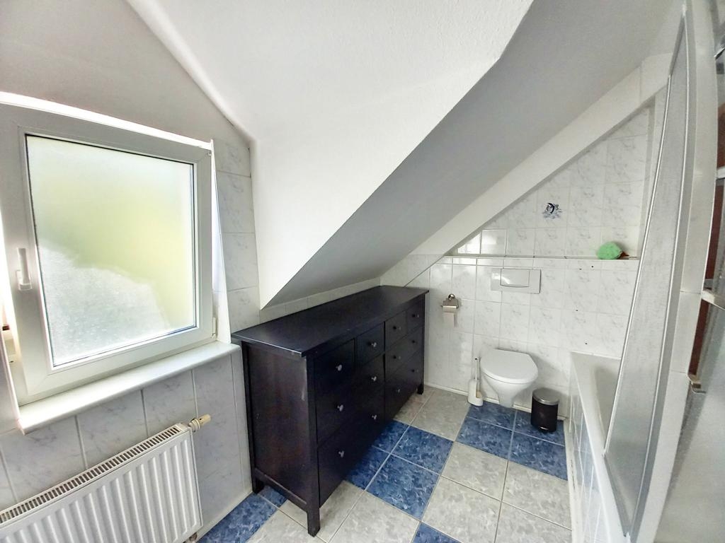 Wannenduschbad mit WC OG