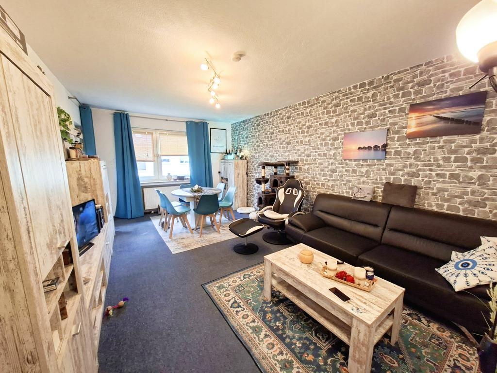 Wohn- und Esszimmer mit Zugang zum Balkon