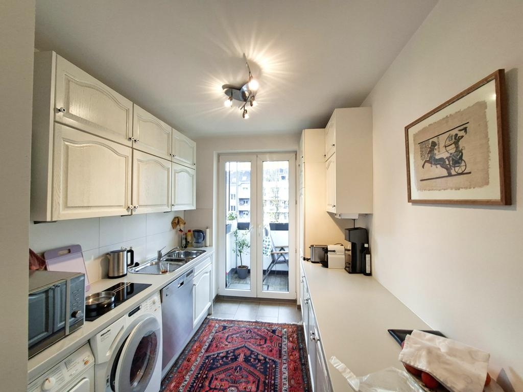 Küche mit Zugang zum Balkon